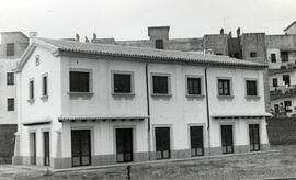 Vista del edificio de servicio de la estación de Córdoba-Cercadilla de la línea de Córdoba a Mála...