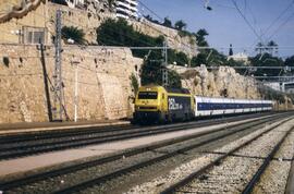 Locomotora eléctrica 252 - 018 de la serie 252 - 001 a 075 de RENFE, remolcando un Talgo 200 o Ta...