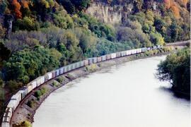 Vista de una composición de contenedores, circulando por la línea del río (the river line),  en e...