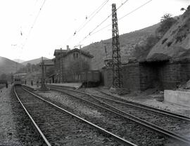 Estación de Torre del Bierzo. Edificio de viajeros y vía