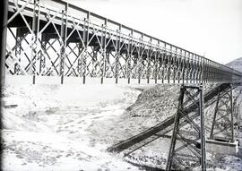 Viaducto metálico de 3 tramos y 207 m sobre el río Guadajoz, con vigas en cruz de San Andrés, sit...