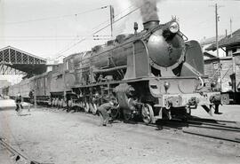 Locomotora de vapor de la serie 241 - 4001 a 4056 de RENFE (ex Norte serie 4601 a 4656), remolcan...