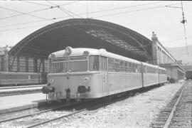 Automotor térmico diésel Ferrobús de la serie 591 de RENFE en la estación de Bilbao - Abando