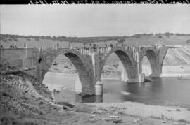 Puente de hormigón sobre el río Águeda, situado en el km 98,275 de la línea de Salamanca a Fuente...