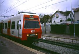 Perspectiva parcial de un automotor diésel 282.08 de los Ferrocarrils de la Generalitat de Catalu...