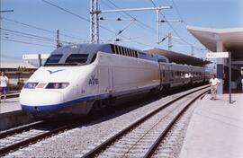 Composición AVE serie 100 de la línea de alta velocidad de Madrid a Sevilla, detenida en la antig...