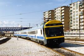 Electrotrenes serie 444-500, construidos por Construcciones y Auxiliar de Ferrocarriles (CAF) y M...