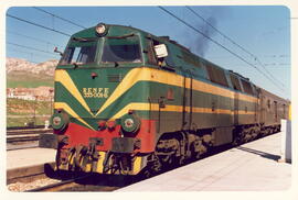 Locomotora 333-001-6 en la estación de Puertollano (Ciudad Real)