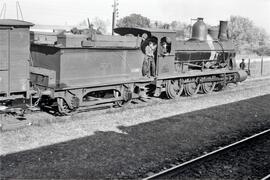 Locomotora de vapor 040 - 2301 de la serie, remolcando una composición de mercancías, y detenida ...