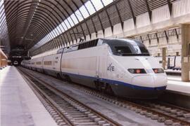 Composición AVE serie 100 de la línea de alta velocidad de Madrid a Sevilla, detenida en la estac...