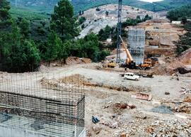 Vista del encofrado de los pilares del viaducto de Brazatortas. Construcción de la línea de Alta ...