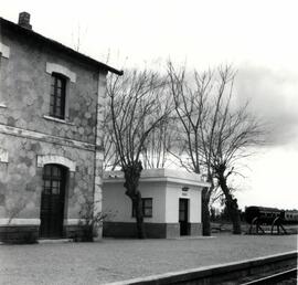 Estación de Azanaque, situada en el km 524,719 de la línea de Córdoba a Sevilla, dentro del munic...