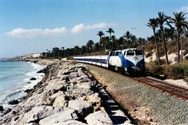 Locomotora diésel - eléctrica 333 - 077 de RENFE, fabricada por MACOSA y pintada en blanco y azul...