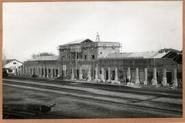 Vista del lado de las vías la construcción del nuevo edificio de viajeros de la estación de Fuent...