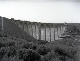 Viaducto de hormigón sobre el río Truchas, en el km 96,527 de la línea de Zamora a La Coruña, y s...