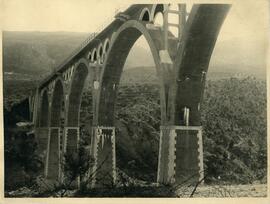 Puente sobre el río Adaja en el km 4,492 de la línea de Ávila a Salamanca, dentro del término mun...