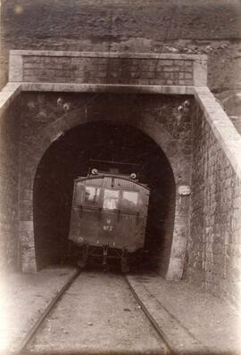 Tractor o locomotora eléctrica de la compañía suiza Brown Boveri & Cie saliendo de un túnel d...