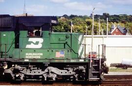 Vista parcial de la locomotora diesel BN-8085 (SD40-2) en cabeza del tren nº 6, a su paso por Sav...