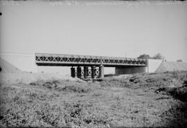 Puente sobre el río Manzanares, en el km 6,400 de la línea de Madrid a Alicante. Terminación de e...