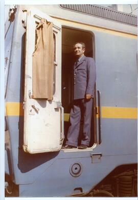 Personal ferroviario, Fernando Bueno posando en el interior de la cabina de conducción de lo que ...