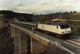 Locomotora eléctrica 252 - 003 - 9 de RENFE, remolcando una composición de Talgo Pendular, circul...