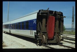 Coches de viajeros para Talgo Pendular o Talgo 4 en un lugar sin identificar, con logotipo de Lar...