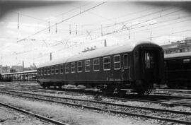 Coche de viajeros de 2ª clase BB 8531 de la serie BB 8501 a 8945 de RENFE, detenido en la estació...
