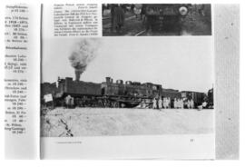 Foto tomada de revista alemana con imagen de locomotora de vapor con soldados italianos en el fre...