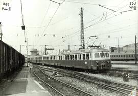 Locomotora eléctrica de los Österreichische Bundesbahnen (ÖBB), remolcando una composición de coc...