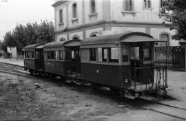Coches de viajeros del ferrocarril económico de Reus a Salou, de vía estrecha y  conocido como el...