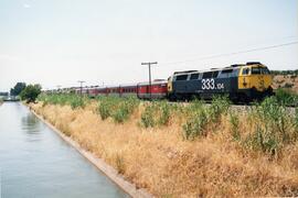 Locomotora diésel - eléctrica 333 - 104 de RENFE, fabricada por MACOSA y pintada en  amarillo y g...