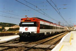 Unidades eléctricas serie 447 construidas por Construcciones y Auxiliar de Ferrocarriles (CAF) y ...