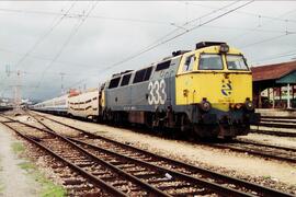 Locomotora diésel - eléctrica 333 - 042 de RENFE, fabricada por MACOSA, pintada en amarillo y gri...