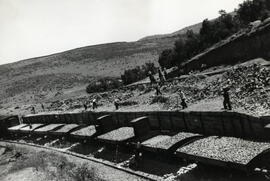 Cantera de balasto en el km. 61,000 de la línea de Zafra a Huelva, en primer plano vagones cargad...