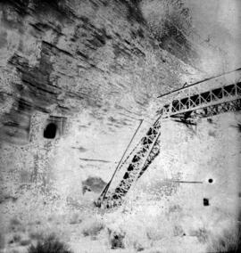 Puente de Matarraña, situado en el km 148,850 de la línea de Zaragoza a Barcelona, entre los muni...