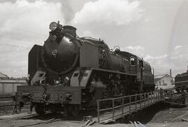 Locomotora de vapor 141 F - 2412 tipo Mikado de la serie 141 - 2201 a 2417 de RENFE, en el depósi...