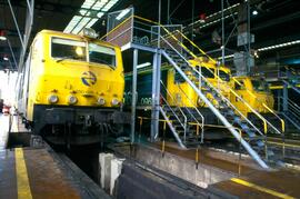 Locomotora eléctrica de la serie 250 de RENFE en el taller de Valencia - Fuente de San Luis