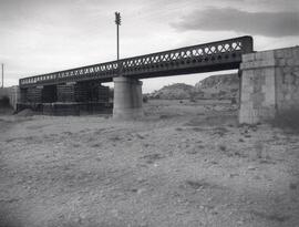 Sustitución del puente metálico existente en el km 64,215 por un puente o viaducto de hormigón de...