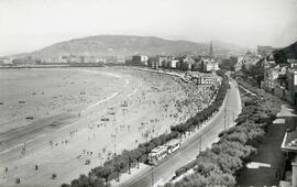 Vista panorámica de la Playa de la Concha de San Sebastián en la provincia de Guipúzcoa y de uno ...