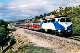 Locomotora diésel - eléctrica 333 - 087 de RENFE OPERADORA, fabricada por MACOSA y pintada en  bl...