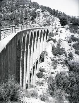 Puente de fábrica o viaducto de 9 tramos y 90 m de longitud, situado en el km 87,790 de la línea ...