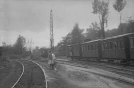 Composición de viajeros en la estación de San Pedro de los Ferrocarriles de Langreo (Gijón a Sama...