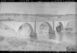 Puente de hormigón sobre el río Águeda, situado en el km 98,275 de la línea de Salamanca a Fuente...