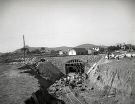 Paso superior del ferrocarril sobre el camino de acceso a la estación de Vilagarcía de Arousa. Lí...