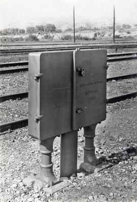 Caja de empalme y derivación en la estación de Mora La Nueva de la línea de Madrid a Barcelona