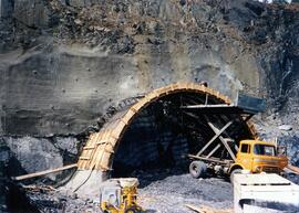 Labores de refuerzo de la boca del túnel de Brazatortas en la construcción de la línea de Alta Ve...