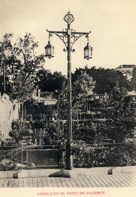 Vista de la farola en el patio de viajeros de la estación de Toledo