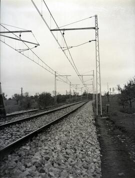 Puntos kilométricos de la línea de Madrid a Irún. Tramo entre las estaciones de Las Zorreras y Áv...