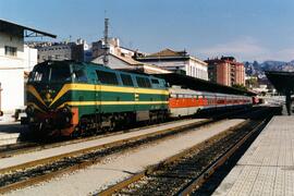 Locomotora diésel - eléctrica 333 - 021 de RENFE, fabricada por MACOSA, pintada en verde y amaril...