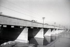 Sustitución del antiguo puente metálico sobre el río Guadiana. Línea de Mérida a Los Rosales (Sev...